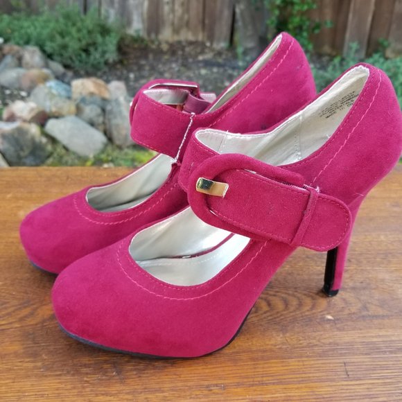 Madeline Women's Size 8 1/2 Red Faux Suede Platform Round Toe Heel with Buckles - Picture 3 of 8